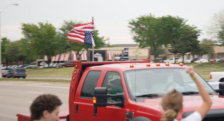 Dlaczego ludzie przywiązują amerykańską flagę do góry nogami?