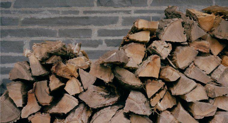 Jaka jest średnia cena dostarczonego drewna opałowego?