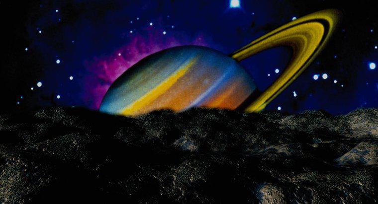 Z czego składa się powierzchnia Saturna?