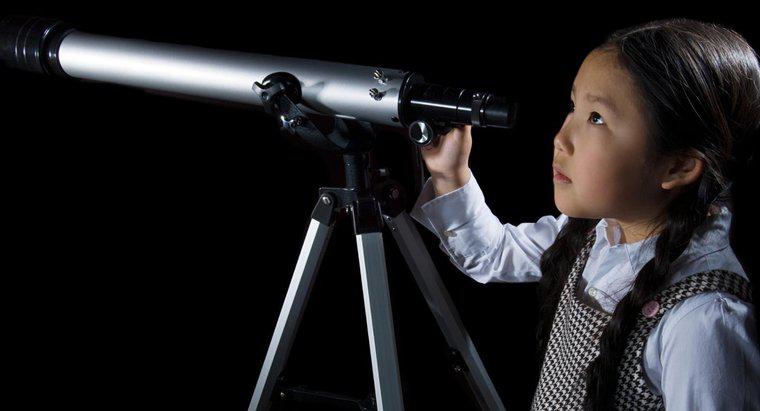 Jaki jest główny cel teleskopu astronomicznego?
